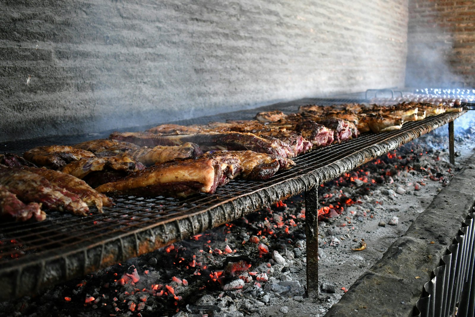 La parrilla de BRASAS con las brasas encendidas