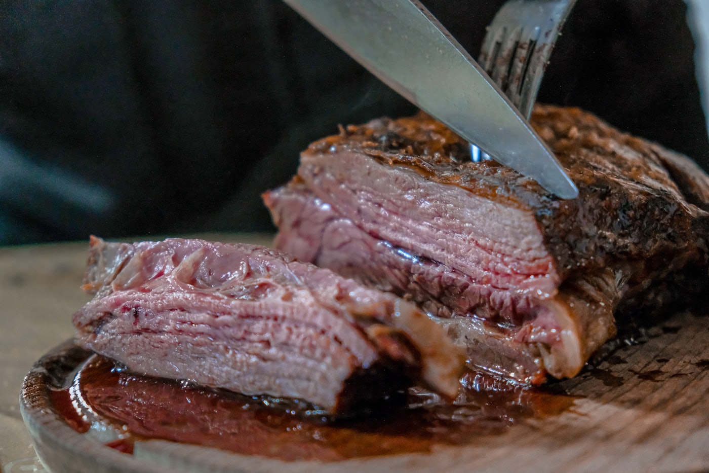 Corte de asado en reposo sobre tabla de madera